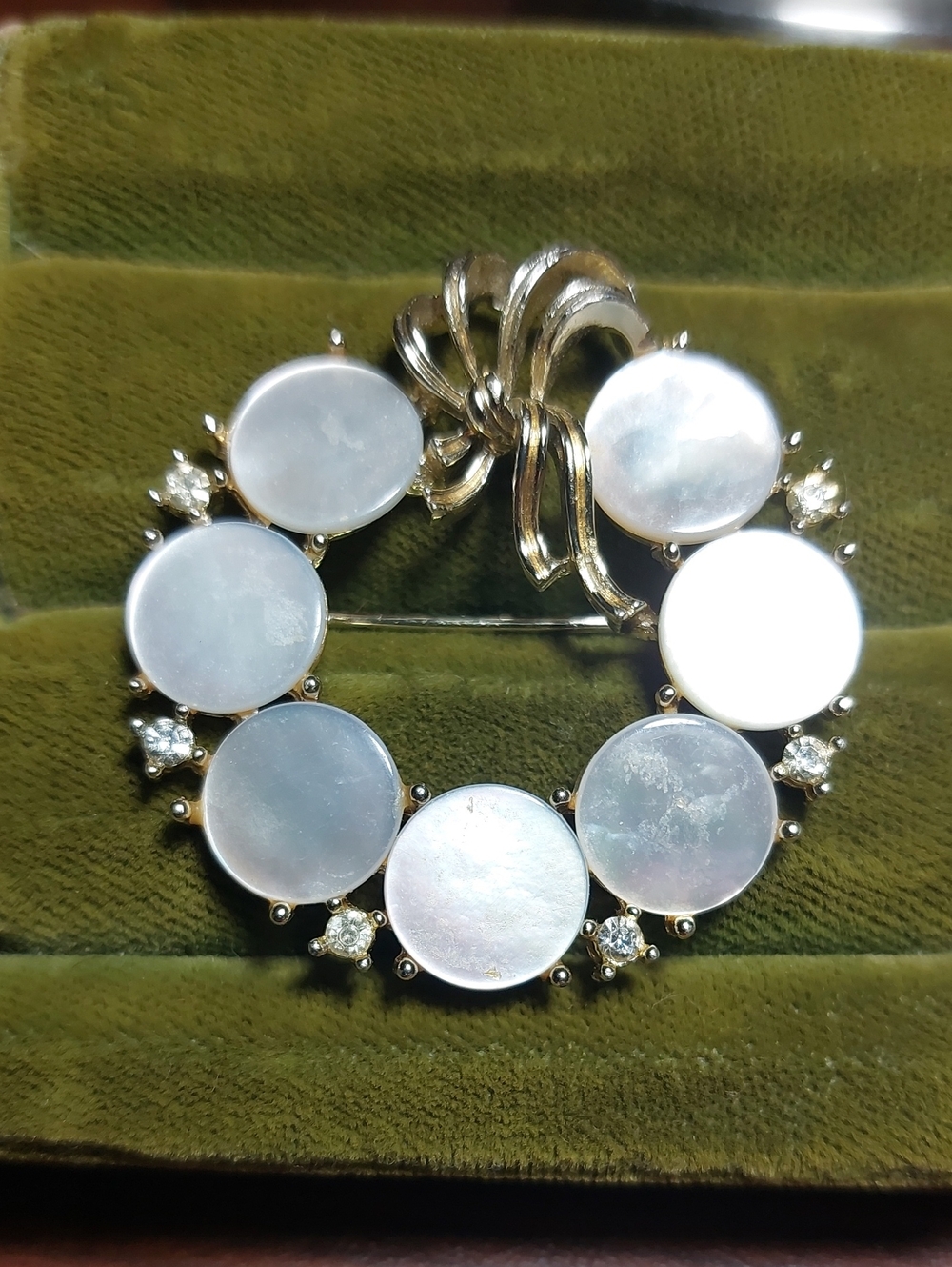💜4/$25 Vintage Signed Lisner Mother of Pearl Wreath Brooch with Gold Ribbon Bow